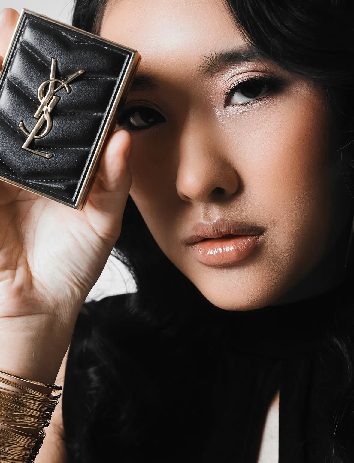 Editorial frame with pronounced lighting