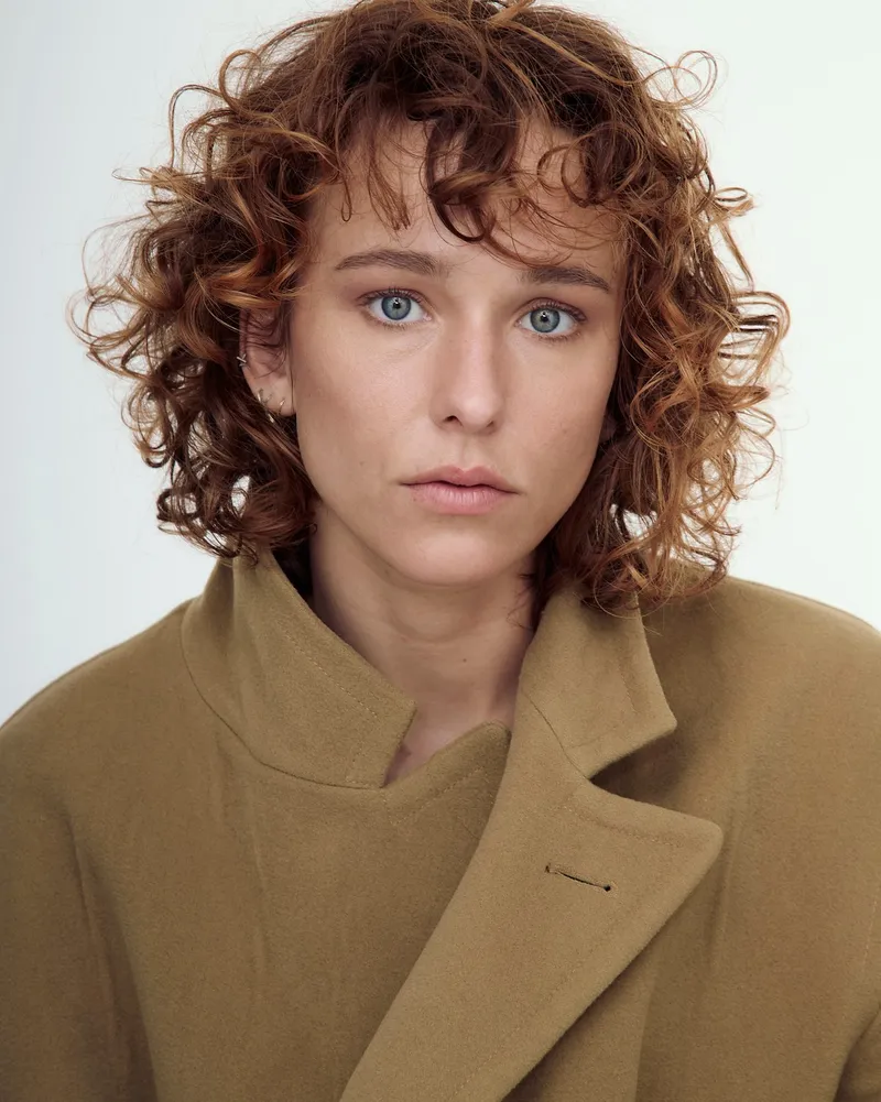 Dali — Model im Damen-Board von THE NAME Management