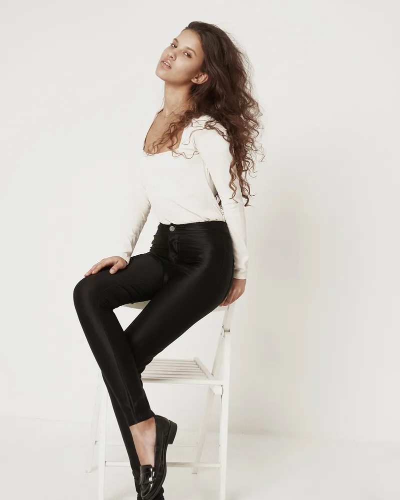 Selena G. — Portfolioaufnahme 25 von 36